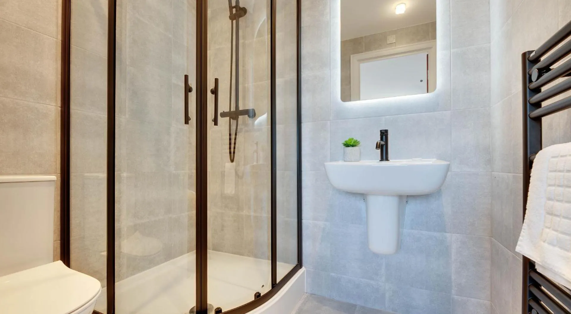 Swan Apartments 1B By Week2Week Newcastle upon Tyne